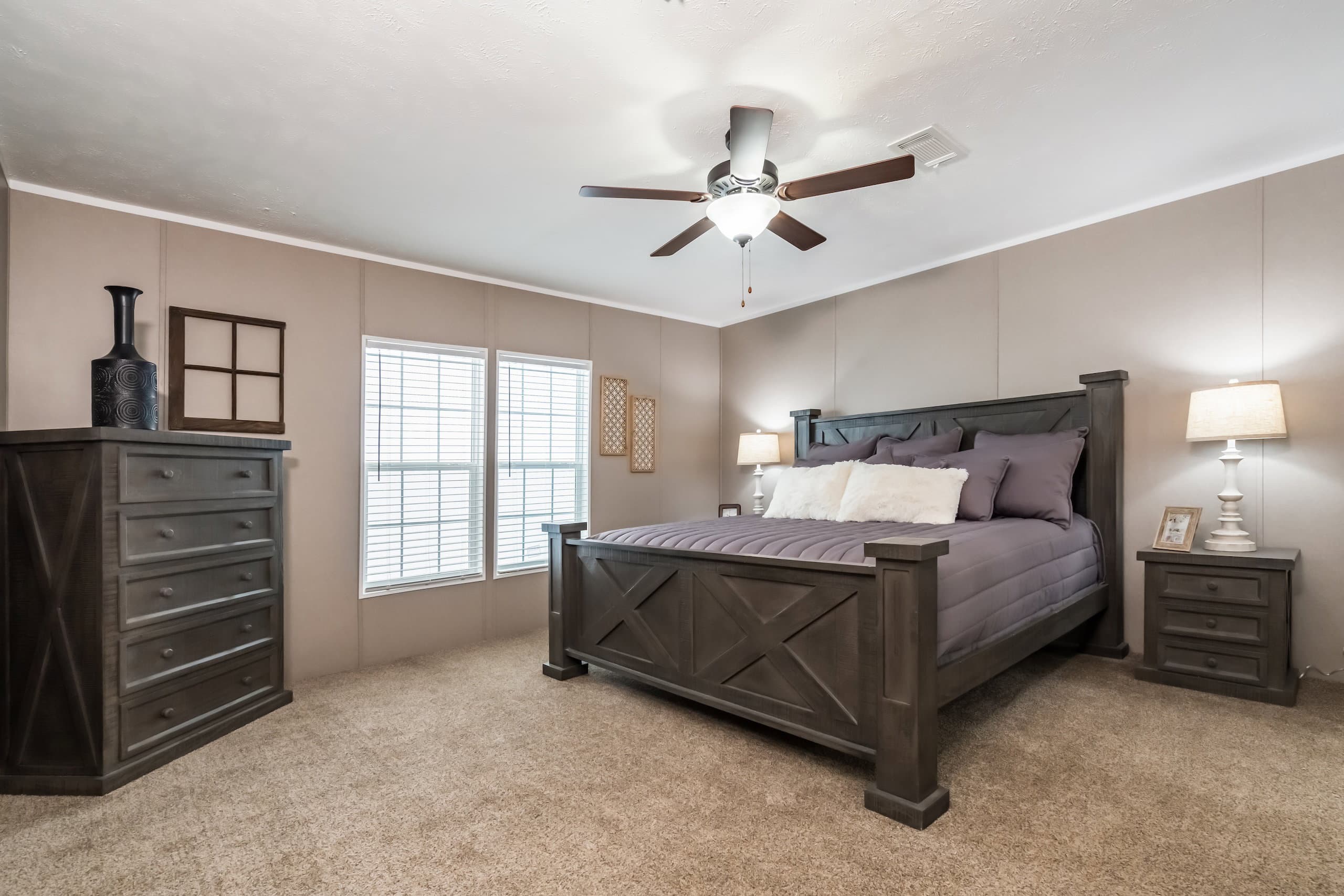 Md-44-32 housecat bedroom home features