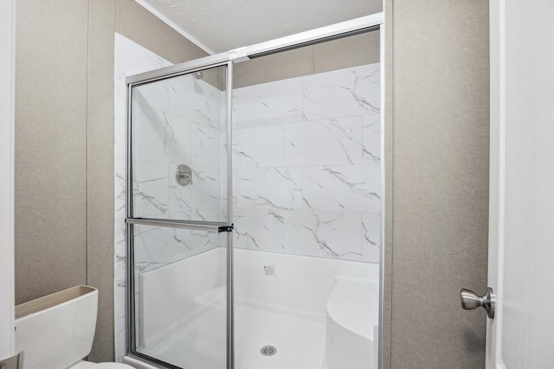 Md-102 bathroom home features