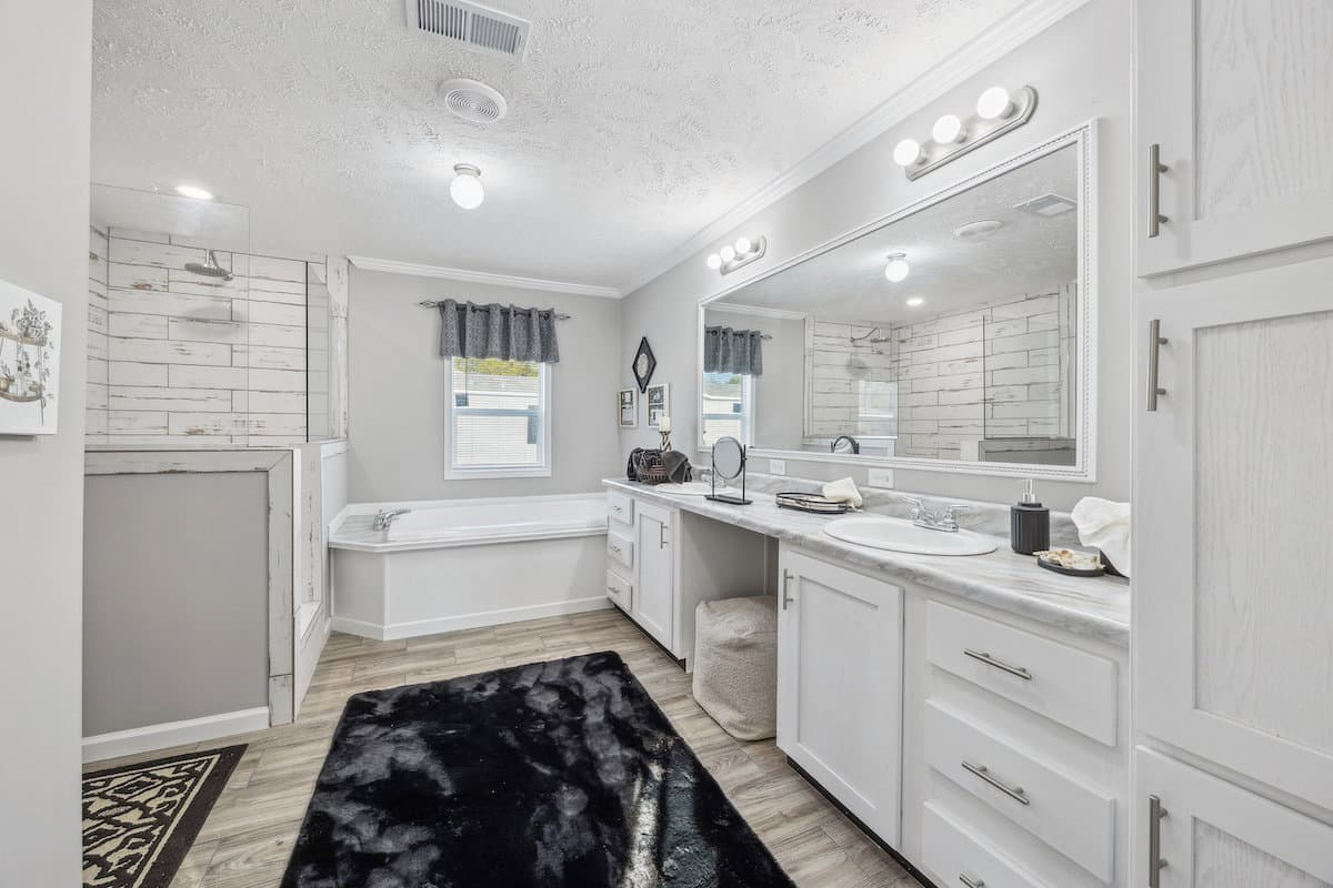 Md-43-32 stagecoach bathroom home features