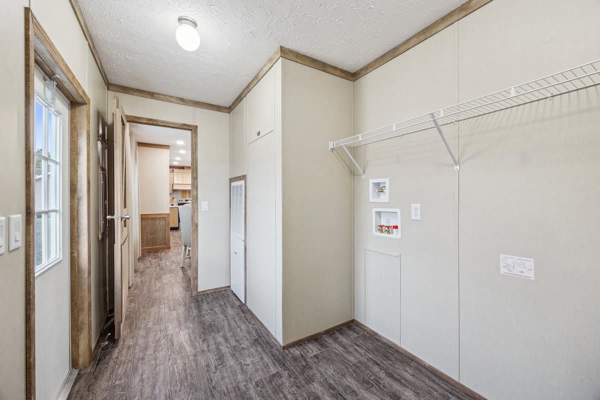 Md-26 rawhide interior home features